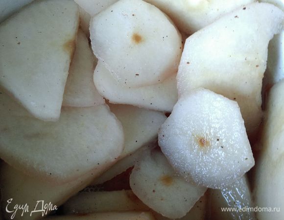 Груши очищаем от шкурки, режем на дольки, заливаем морсом и варим на медленном огне минут пять, периодически помешивая. Я добавила капельку ванильки. Перекладываем в дуршлаг и даем стечь жидкости. 