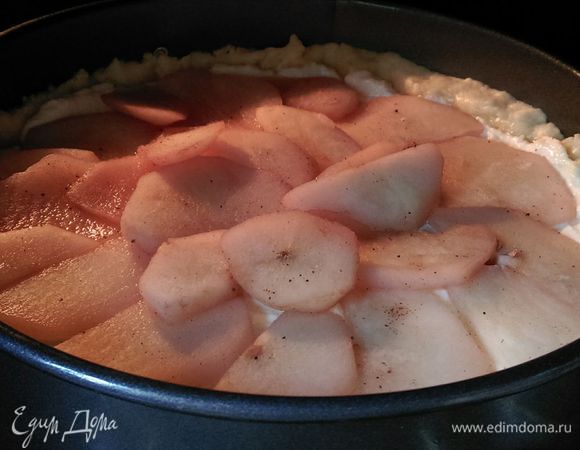 Достаем тесто. Выкладываем его в смазанную маслом форму (20см), распределяем и делаем бортики см 2-3. Выкладываем творожную массу. Сверху выкладываем грушу. Ставим в разогретую духовку 180°С на 20 минут.