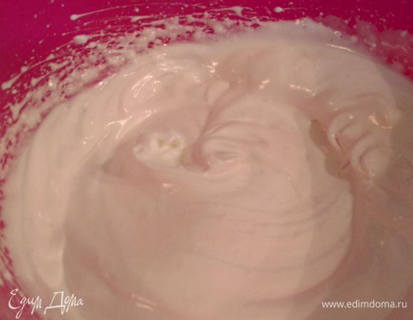 Тем временем делаем третью часть. взбиваем три белка добавляя сахар до плотного состояния. Если белок взбили раньше, лучше убрать его в холодильник. 
