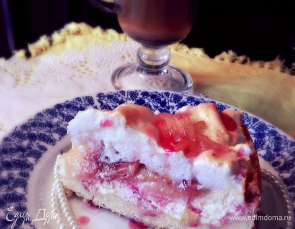 Через 20 минут достаем из духовки пирог, распределяем по всей поверхности взбитый белок и убираем в духовку еще на 15 минут. 
Готовый пирог достаем из духовки, даем остыть и наслаждаемся :) 
Приятного аппетита!