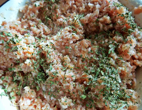 Добавим зелень. У меня сушеная петрушка.