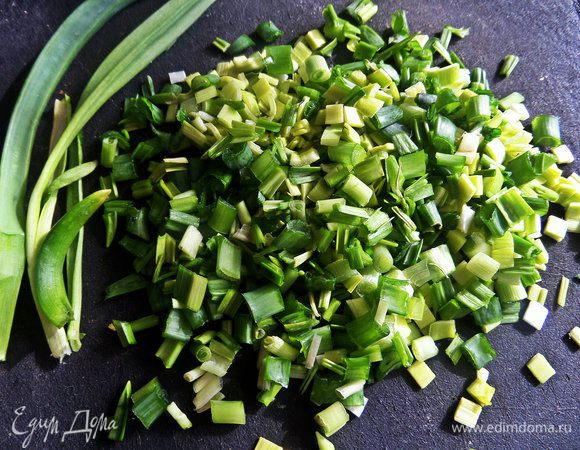 Зеленый лук порубить.