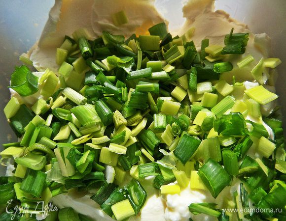 Высыпать в крем-сыр.