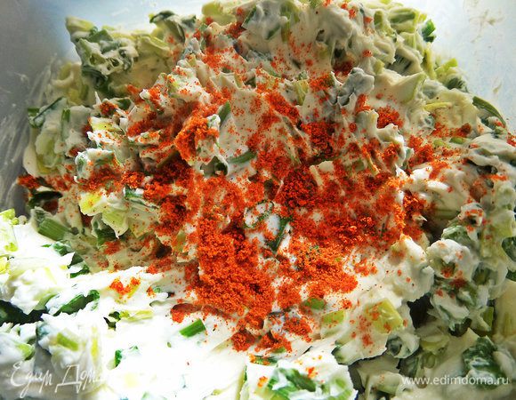 Добавить паприку, растереть.