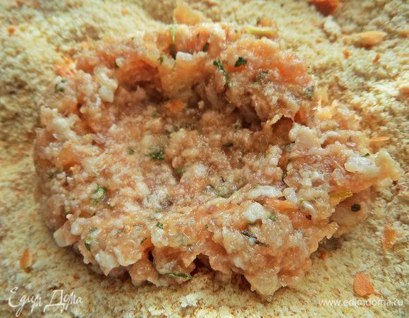 В домашние сухари положить ложку фарша, сделать углубление в центре.