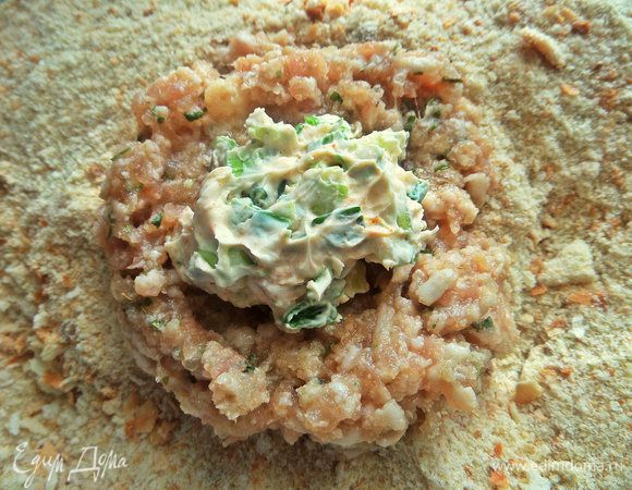 В ямку положить 1 ч. л. начинки.