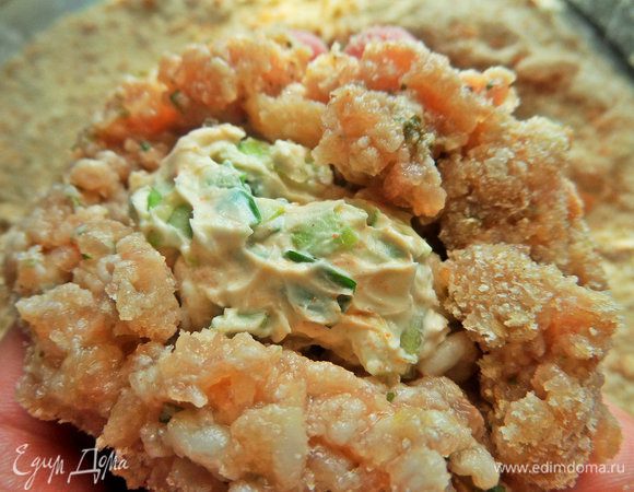 Защипать фарш так, чтобы начинку не было видно.