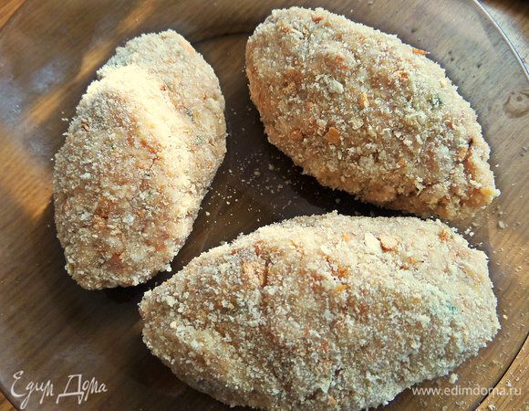 Обвалять еще в сухарях и сформировать в руках обычные котлетки.