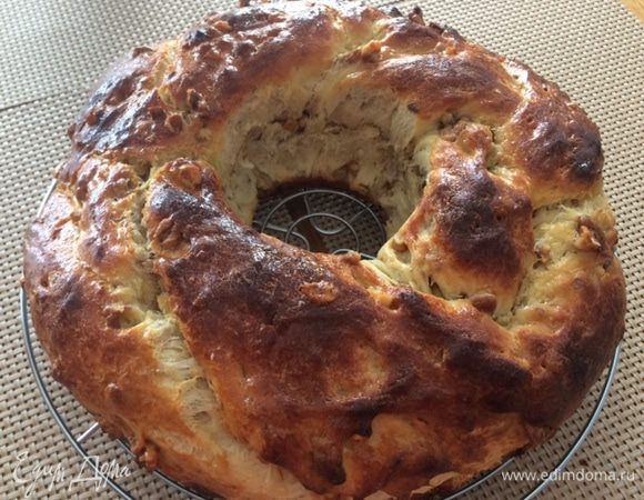 Готовый кулич остужаем немного в форме, затем аккуратно извлекаем из нее, укладываем на решетку и дать окончательно остыть. 
