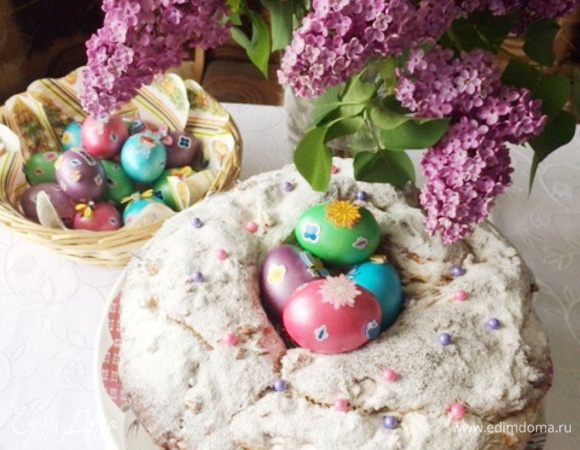 Остывший кулич посыпать сахарной пудрой.
