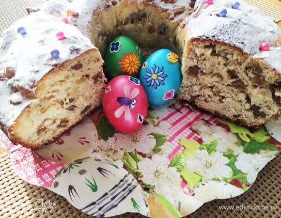 Получился высокий кулич, с большим количеством орех, с апельсиновым вкусом, не сухой и не влажный, в общем по моему вкусу точно.
