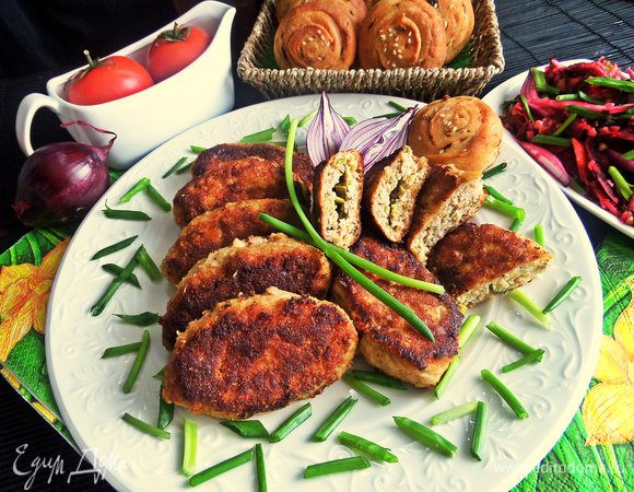 К котлеткам предлагаем салатик и свежие овощи. Они очень сытные и нежные!