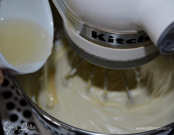 Продолжая взбивать на низкой скорости, ввести по одному желтки, взбивая после каждого яйца около 1 минуты. После введения всех желтков масса будет иметь гладкий вид. Тем временем, развести мед в 3 ч. л. горячей воды. Так же на низких оборотах миксера осторожно добавить мед в яичную массу.