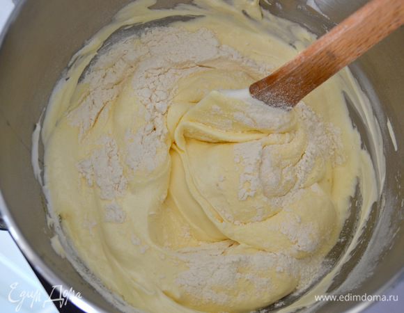 В два приема всыпать просеянную муку, осторожно перемешивая лопаткой заворачивающими движениями снизу вверх.