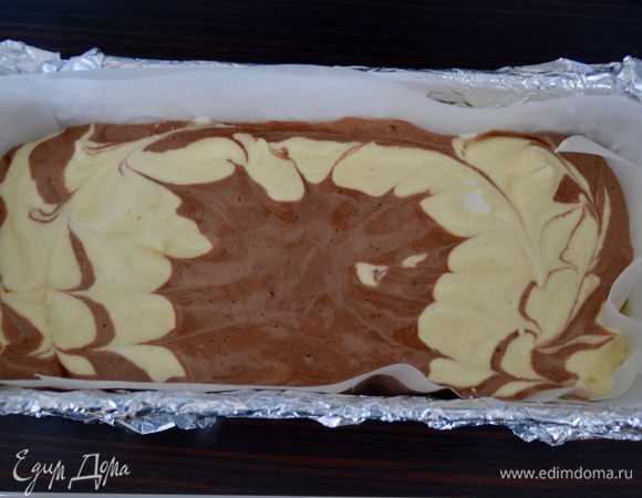 Провести несколько лучей деревянной шпажкой, окуная ее в тесто до дна формы, от центра к краям, чтобы образовался рисунок (возможно, у Вас он получится красивее, чем у меня).