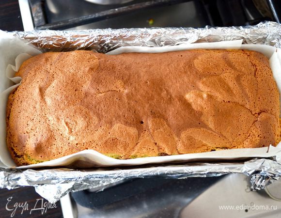 Выпекать бисквит в предварительно разогретой до 160°С около 50 минут. Готовность проверить деревянной шпажкой, она должна выходить из бисквита сухой. Слегка остудить готовый бисквит и достать его из формы. По совету автора, еще теплый бисквит завернуть в пергамент. Затем обернуть полиэтиленовой пленкой, и оставить на ночь в холодильнике, чтобы сохранить в бисквите влагу и развить его аромат.