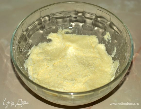 Смешал маргарин и 150 граммов сахара. Убежденные гурманы вероятно заменили бы маргарин сливочным маслом. Я предпочитаю для приготовления блюд из продуктов растительного происхождения использовать жиры так же растительные. 