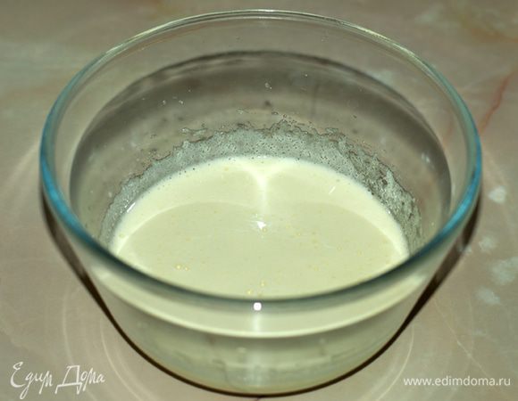 Взбил миксером яйцо и 50 граммов сахара.