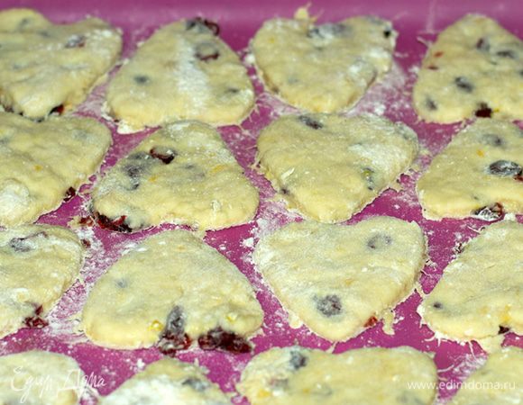 Извлекая из глубин сознания и подсознания талант скульптора, слепил одинаковые по размеру фигуры произвольной формы. И отправил в разогретую до 180°C духовку на 15 минут.