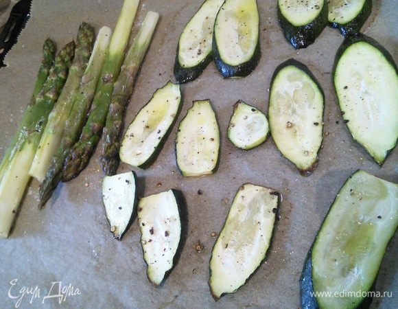 Макаронные изделия (у меня из цельнозерновой). Их нужно отварить. Овощи запечь в духовке при температуре 200°С около 20 мин, предварительно посолить и поперчить, сбрызнуть оливковым маслом. 