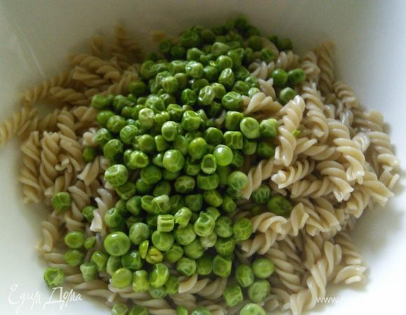 Макароны отбросить на сито, дать стечь воде и еще горячими смешать с крупно нарезанными овощами. Горошек у меня был замороженный, поэтому я его отварила 3-5 мин в подсоленной воде. 