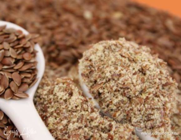 Льняное семя растереть в ступке.