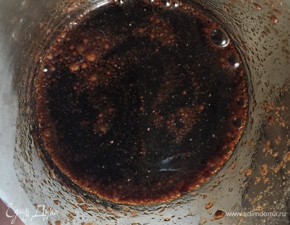 Взбить соевый соус с имбирем. Если у вас не очень соленый соус, то можете добавить немного соли.