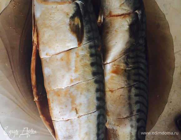 Распотрошить рыбу и сделать несколько разрезов до хребта для апельсинов. И полностью облить полученным соусом всю рыбу (внутри, снаружи и надрезы), и дать так постоять минут 10. В это время можно порезать на половинки апельсин.