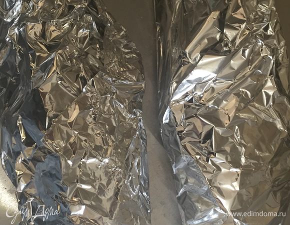 Заворачиваем тщательно рыбу со всех сторон в фольгу. И кладем в заранее разогретую духовку до 220°C на 20 минут. Затем разрежьте фольгу сверху и оставьте еще на 10 минут. Если есть верхняя комфорка, то можно запечь до корочки в течении 5 минут.