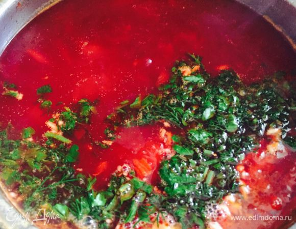 За минуту до готовности добавить зелень и оставшиеся 2 зубчика чеснока. И после того как отключите газ, добавить 2 столовые ложки уксуса, он уберет сахар свеклы. Подавать со сметаной. 
Приятного аппетита!