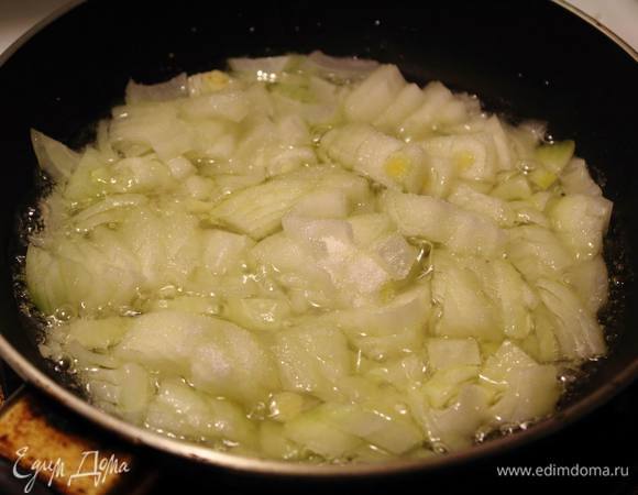 Лук мелко нарезать, половину его обжарить с сахаром, половину оставить сырым.
