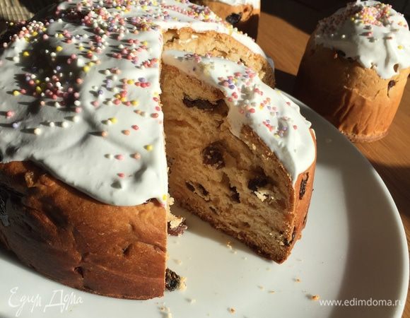 Для белковой глазури взбиваем холодный белок с щепоткой соли до хороший пиков. Потом по ложке добавляем сахарную пудру и продолжаем взбивать до нужной консистенции. Наносим глазурь на остывший кулич, украшаем! Уфф, работа проделана, можно наслаждаться.