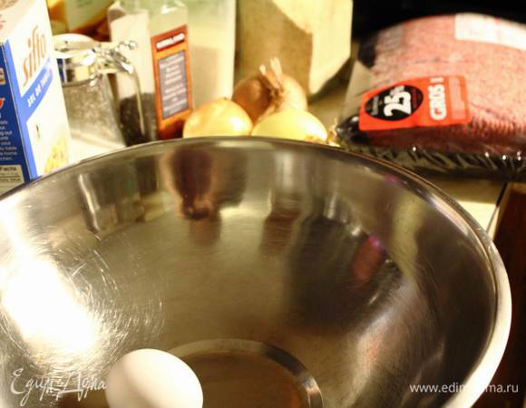 Ставим вариться яйца и подготавливаем все остальные продукты.