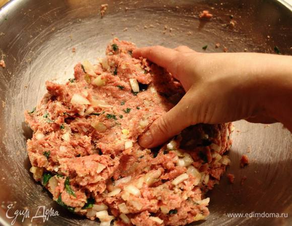 Фарш посолить и поперчить, смешать с оставшимся сырым яйцом,  панировочными сухарями, манкой, измельченной петрушкой, сырым луком, жареным луком и хорошо размешать.