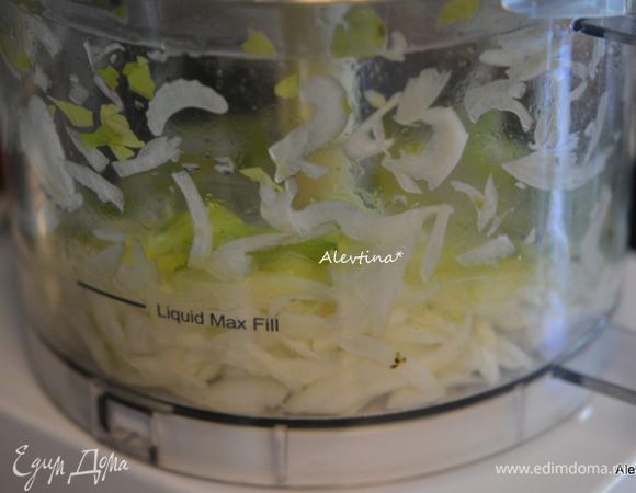 Луковицу среднего размера порубить с 1 стеблем сельдерея.