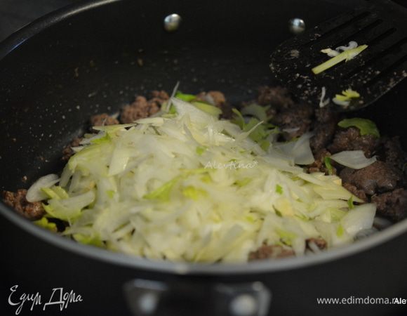 На разогретой сковороде обжарить постный говяжий фарш до коричневого цвета 8-10 мин. Добавить луковицу порубленную и сельдерей.