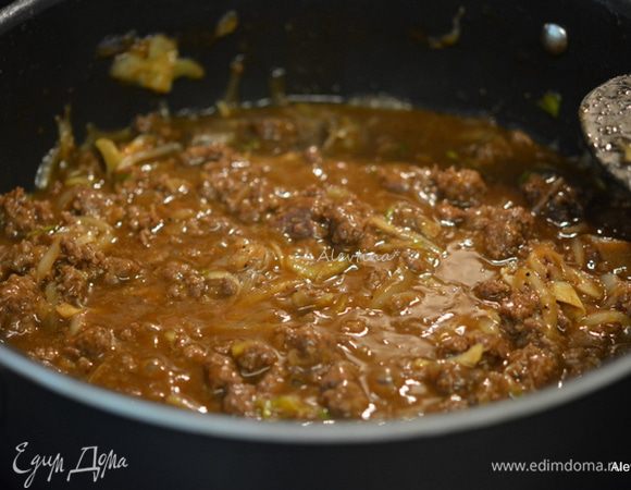 Добавить остальные ингредиенты как готовый соус барбекю или кетчуп, вода 1/2  стакана, горчичный порошок/специя, черный перец молотый, вустерширский соус. Тушить без крышки 15 мин.