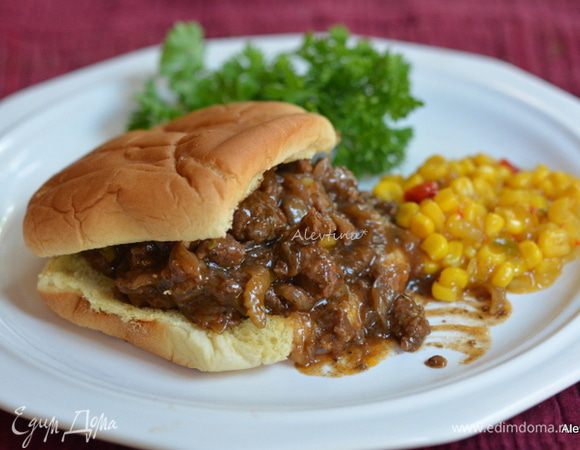 Можно готовую мясную массу сложить в контейнер и взять на пикник с булочками. Булочки слегка поджарить на мангале. В домашних условиях булочки подсушить в духовке. Выложить на булочки мясной соус. Подаем с готовым релишем. Или просто с огурчиками, корнишонами. Украшаем зеленью. Приятного аппетита.
