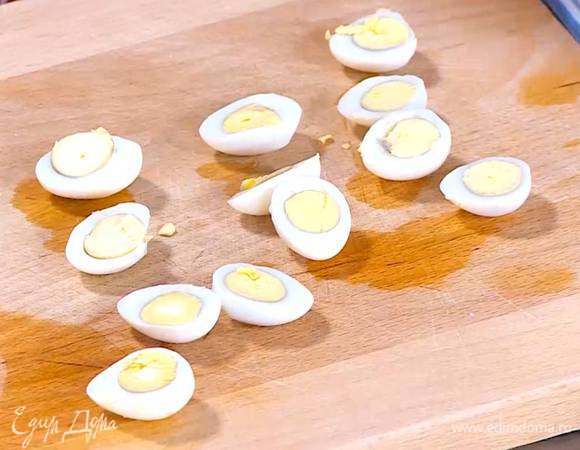 Отварить 6 перепелиных яиц вкрутую, затем почистить и разрезать пополам.