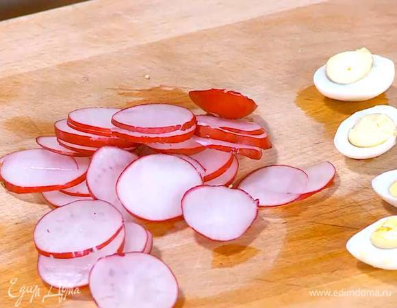 Редис нарезать тонкими кружками.