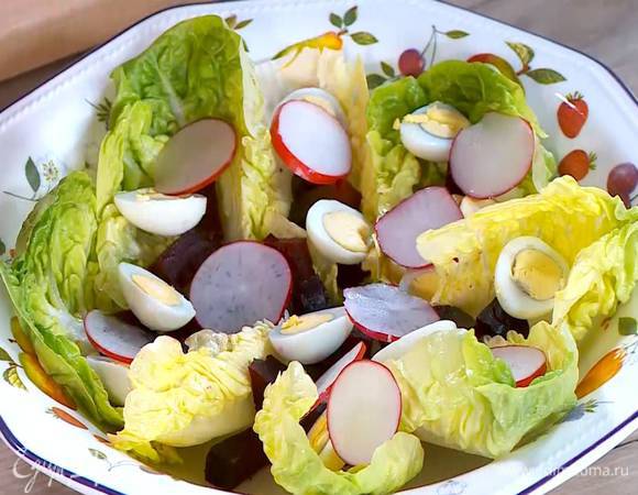 Салат разобрать на отдельные листья, выложить на блюдо и поместить на них свеклу, яйца и редис.