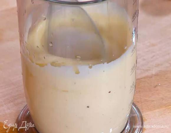 Приготовить майонез: из половинки лимона выжать 1 ч. ложку сока, соединить его с оставшимися перепелиными яйцами, горчицей, солью и перцем, затем, непрерывно взбивая миксером, тонкой струйкой влить оливковое масло.