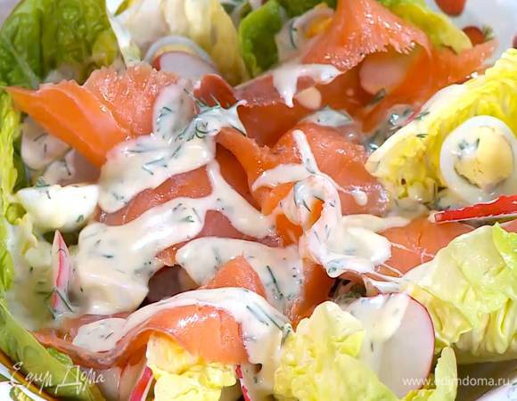 Слегка полить салат заправкой, сверху разложить рыбу и еще раз все полить заправкой.