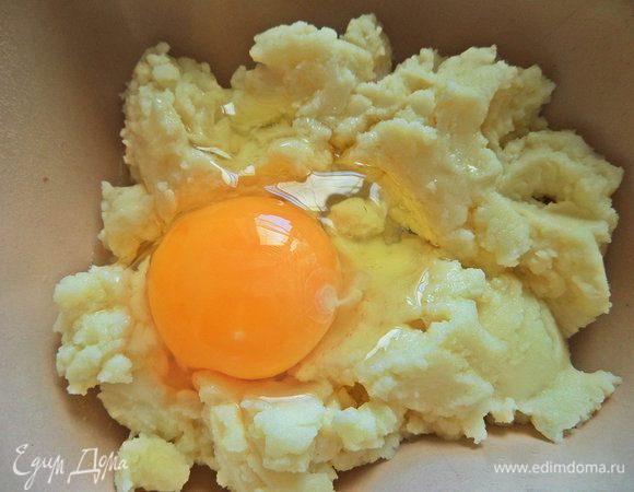 В густое пюре вбить яйцо.