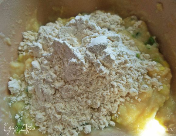 Муку всыпаем с разрыхлителем.