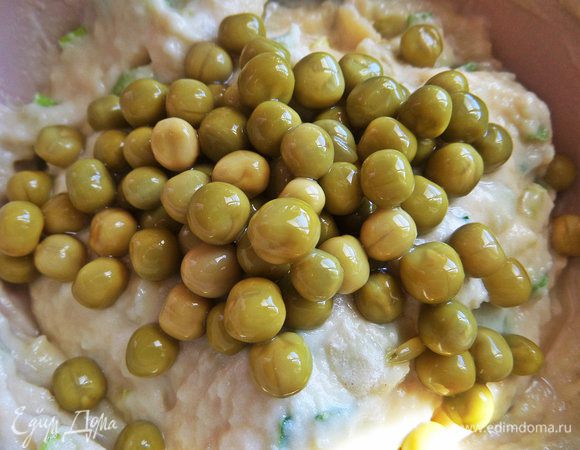 Добавим горошек для цвета и вкуса.