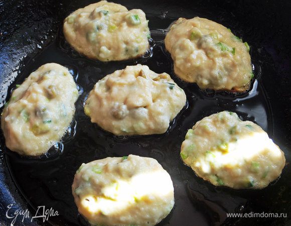 По ложке массы кладем в разогретое масло в сковороде.