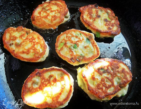 Переворачиваем и жарим с другой стороны.