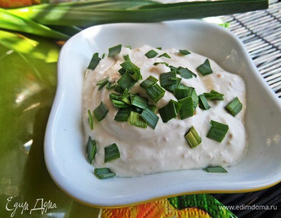 Перекладываем в креманочку, украшаем луком.