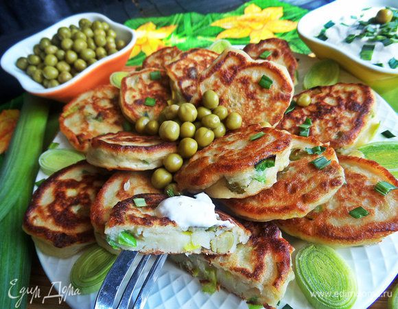 Отрезаем половинку и макаем в соус.